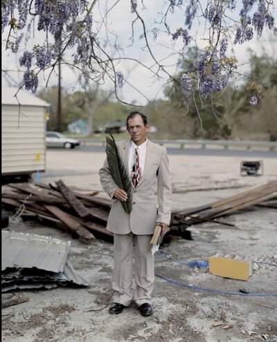 Alec Soth - Sleeping by the Mississippi - L'homme à la palme Alec Soth - Homme en costume du dimanche