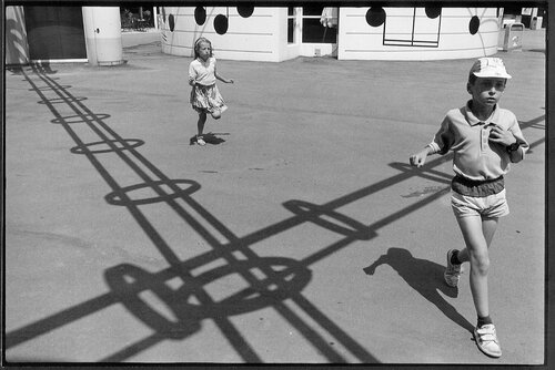Deux enfants courent dans les lignes