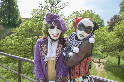Pierrot et Arlequin s'amusent au carnaval