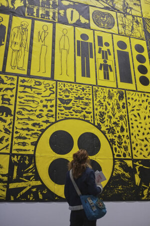 face-au-mur-jaune