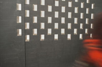 geste-rouge-sur-mur-troue