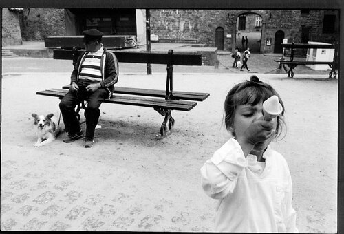 Petite fille à la glace