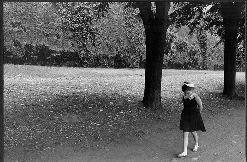Petite fille sage sous les arbres
