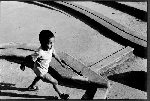 Un enfant court dans les courbes