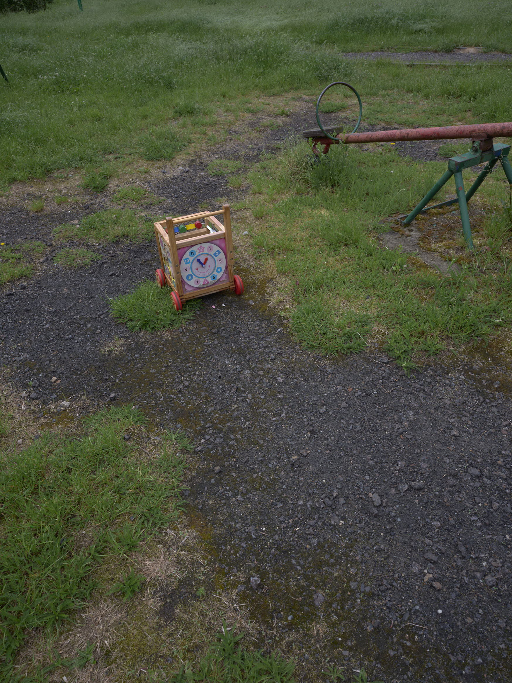 Un jouet d'enfant en forme d'horloge près d'une balançoire
