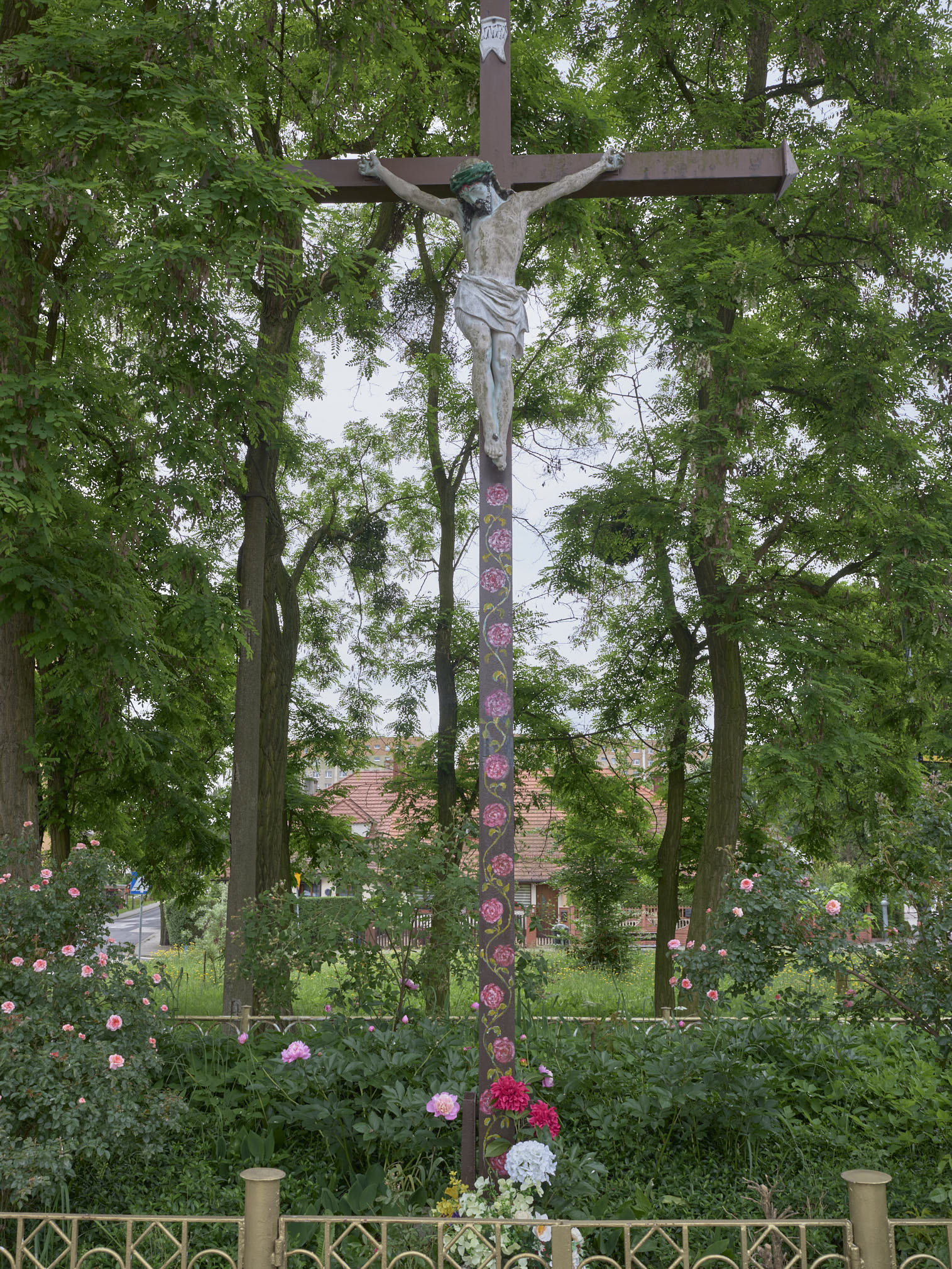 Une croix du Christ décorée de roses