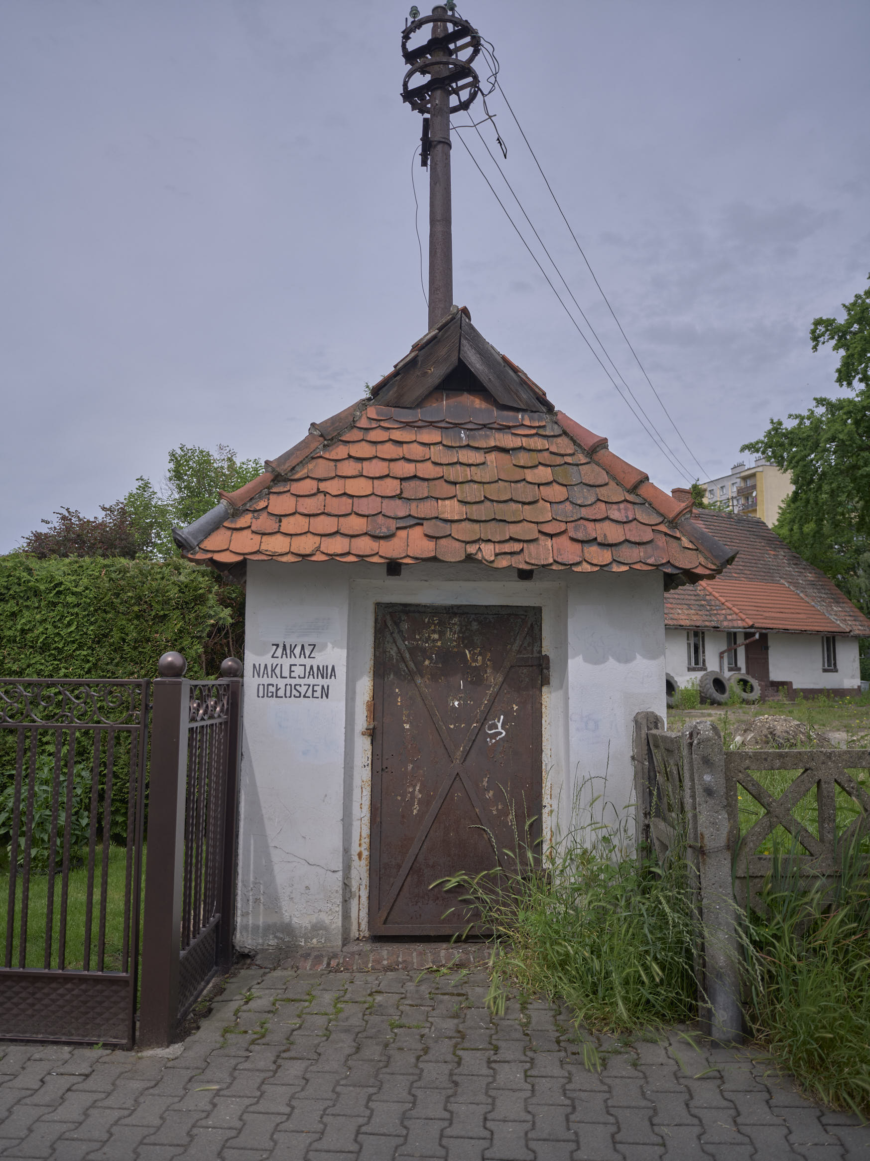 Un petit bâtiment en forme de chapelle