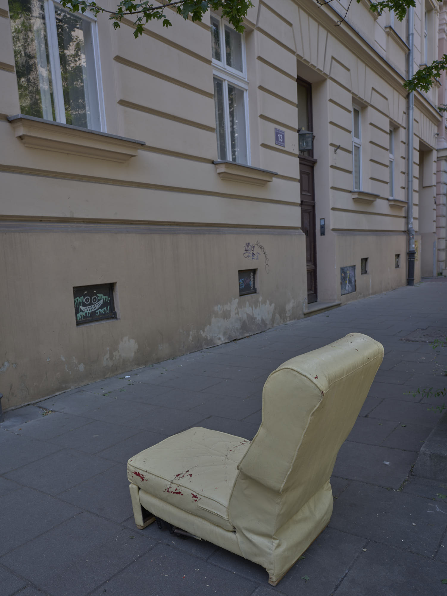 Un siège automobile seul dans la rue, contemple un mur
