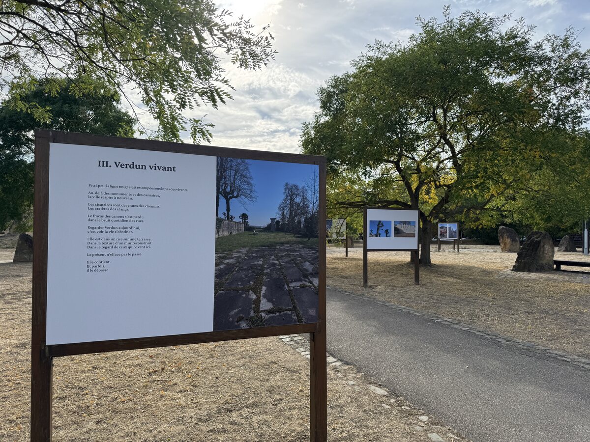 Vernissage de l'exposition Zone Rouge au jardin Jean-Marie Pelt