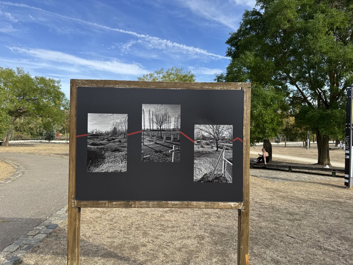 Public lors du vernissage de l'exposition Zone Rouge à Metz